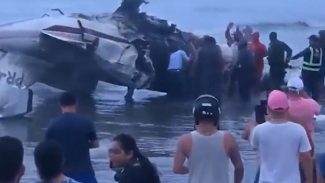 Vídeo mostra criança sendo resgatada de avião que caiu em Ubatuba