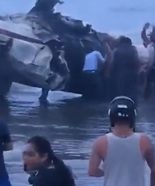 Imagem referente a Vídeo mostra criança sendo resgatada de avião que caiu em Ubatuba