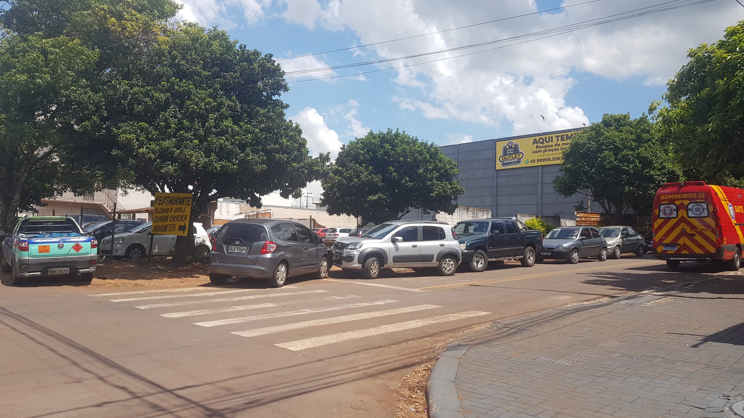 Acidente com 4 veículos envolvidos mobiliza Siate no bairro Santo Onofre
