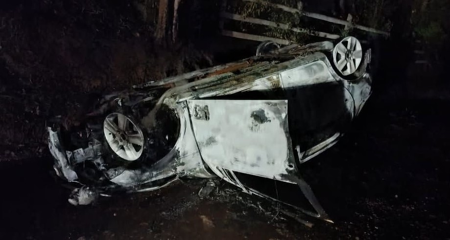 Corpo carbonizado é encontrado em veículo capotado em Pinhão