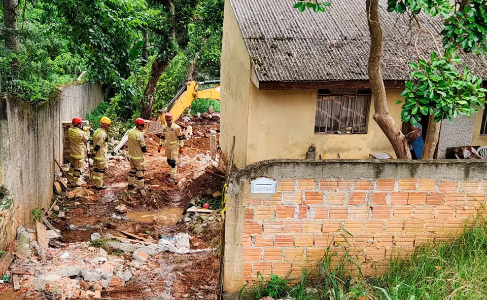 Deslizamento de terra faz casa desabar, mas moradores escapam ilesos