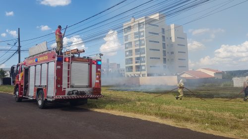 Imagem referente a Incêndio em vegetação baixa mobiliza Corpo de Bombeiros em Cascavel