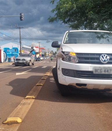 Imagem referente a Batida entre caminhonetes deixa trânsito lento na Avenida Barão do Rio Branco