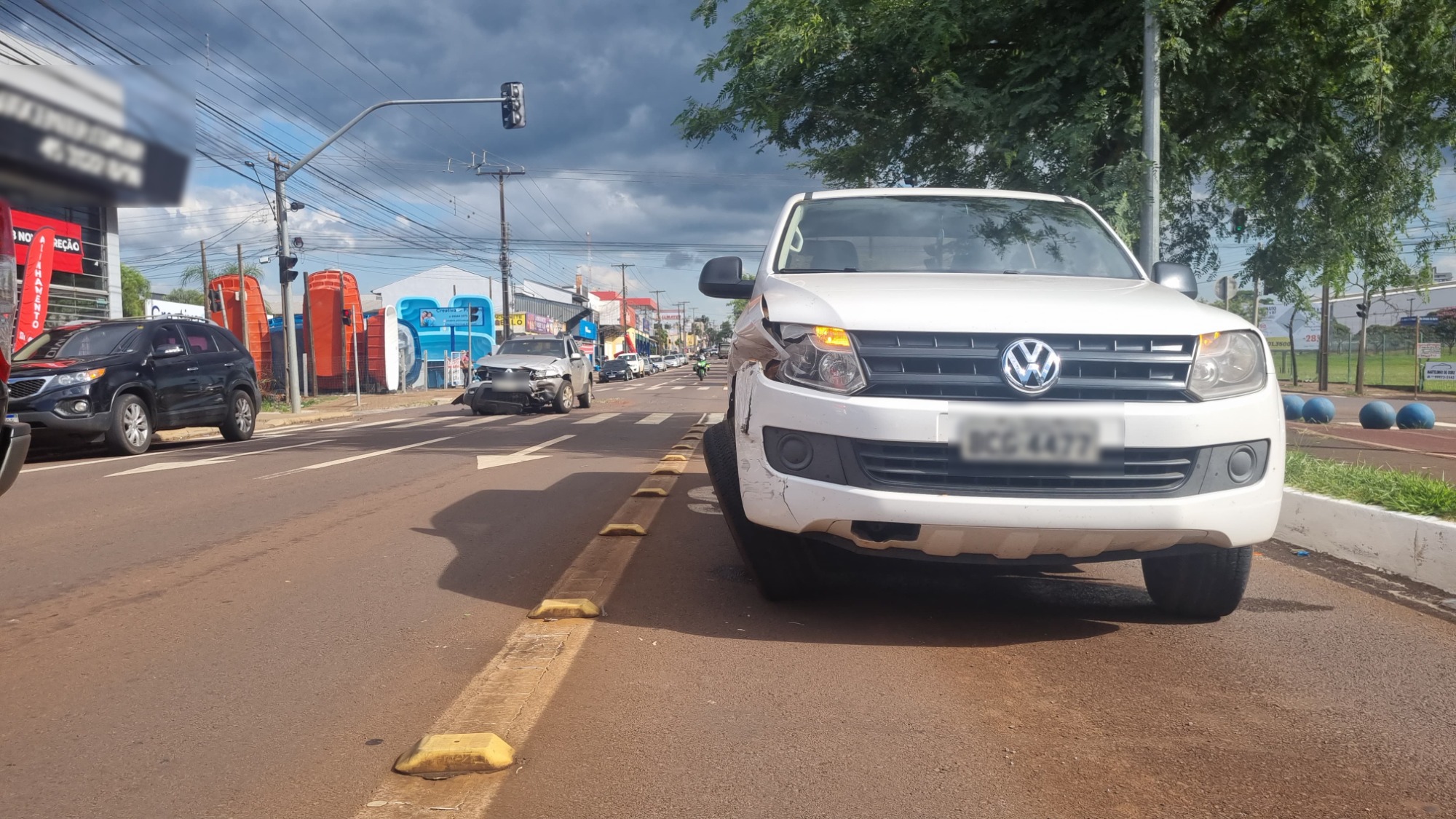 Batida entre caminhonetes deixa trânsito lento na Avenida Barão do Rio Branco
