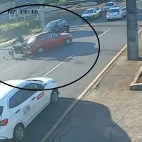 Imagem referente a Câmera flagra motociclista sendo arremessado na Rua Jacarezinho