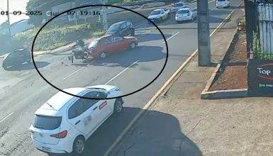 Imagem referente a Câmera flagra motociclista sendo arremessado na Rua Jacarezinho