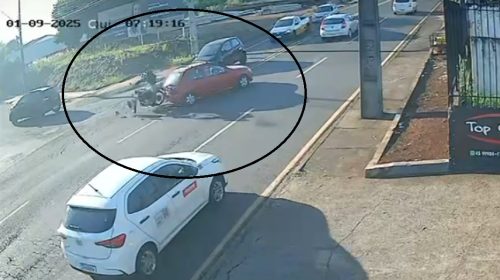 Imagem referente a Câmera flagra motociclista sendo arremessado na Rua Jacarezinho