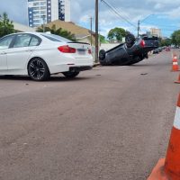 Imagem referente a Caminhonete capota após se envolver em acidente com BMW