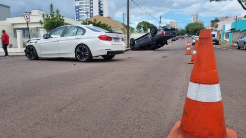 Imagem referente a Caminhonete capota após se envolver em acidente com BMW