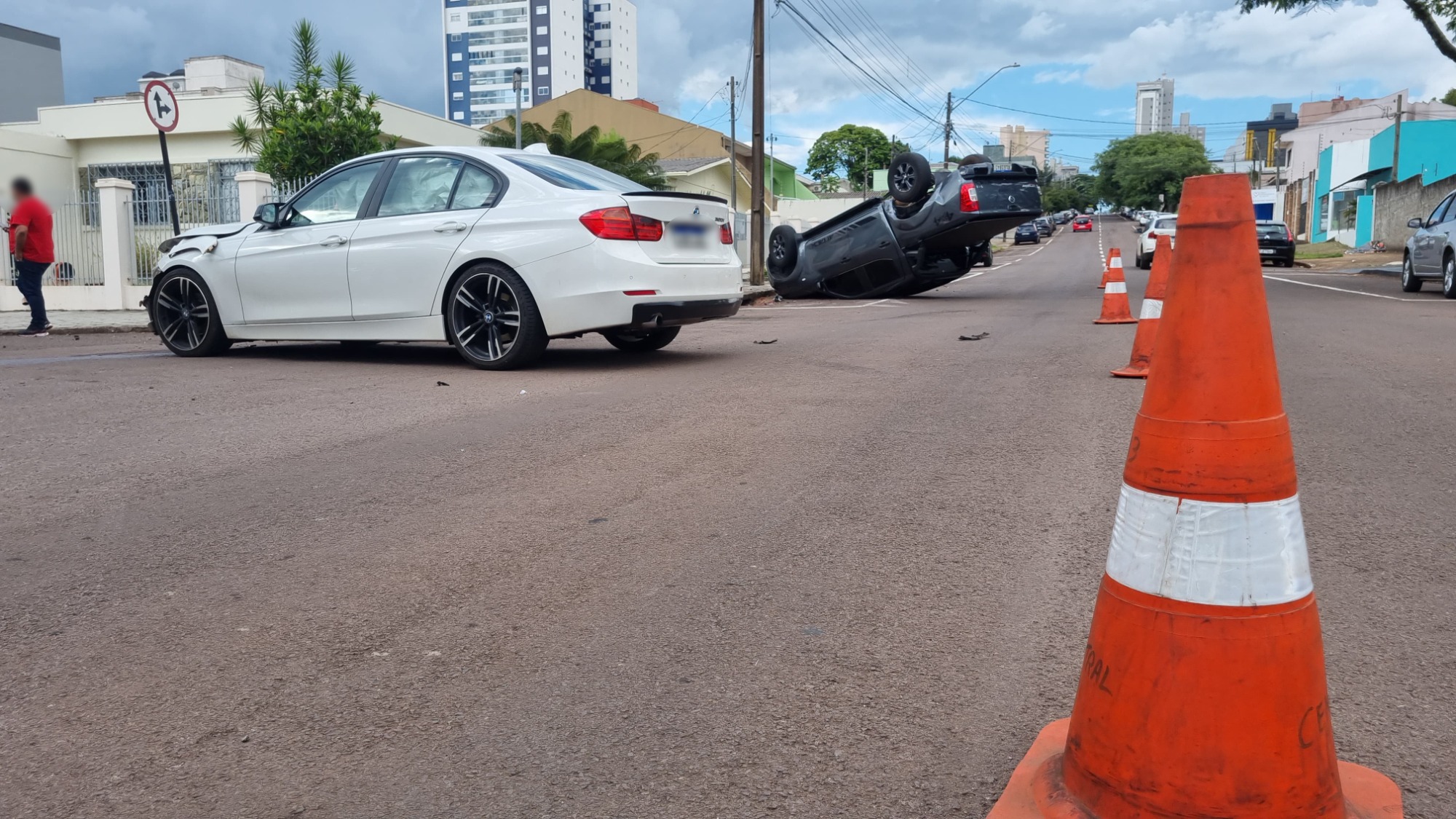 Caminhonete capota após se envolver em acidente com BMW