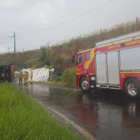 Imagem referente a Carreta carregada tomba no Contorno Oeste em Cascavel