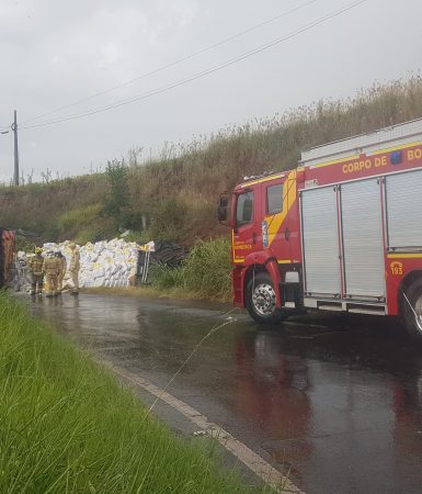 Imagem referente a Carreta carregada com sacos de cal tomba no Contorno Oeste em Cascavel