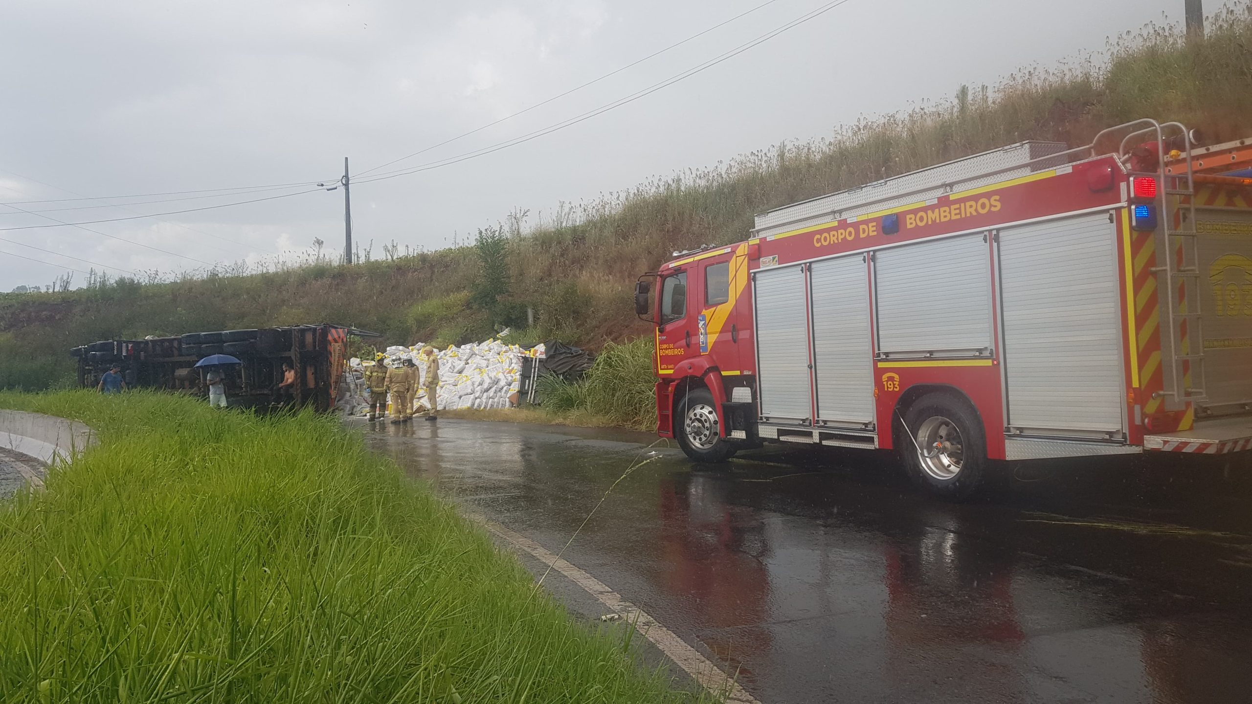 Carreta carregada tomba no Contorno Oeste em Cascavel