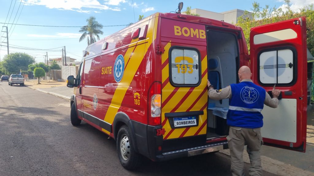 Idosa de 81 anos fica ferida ao sofrer queda de escada