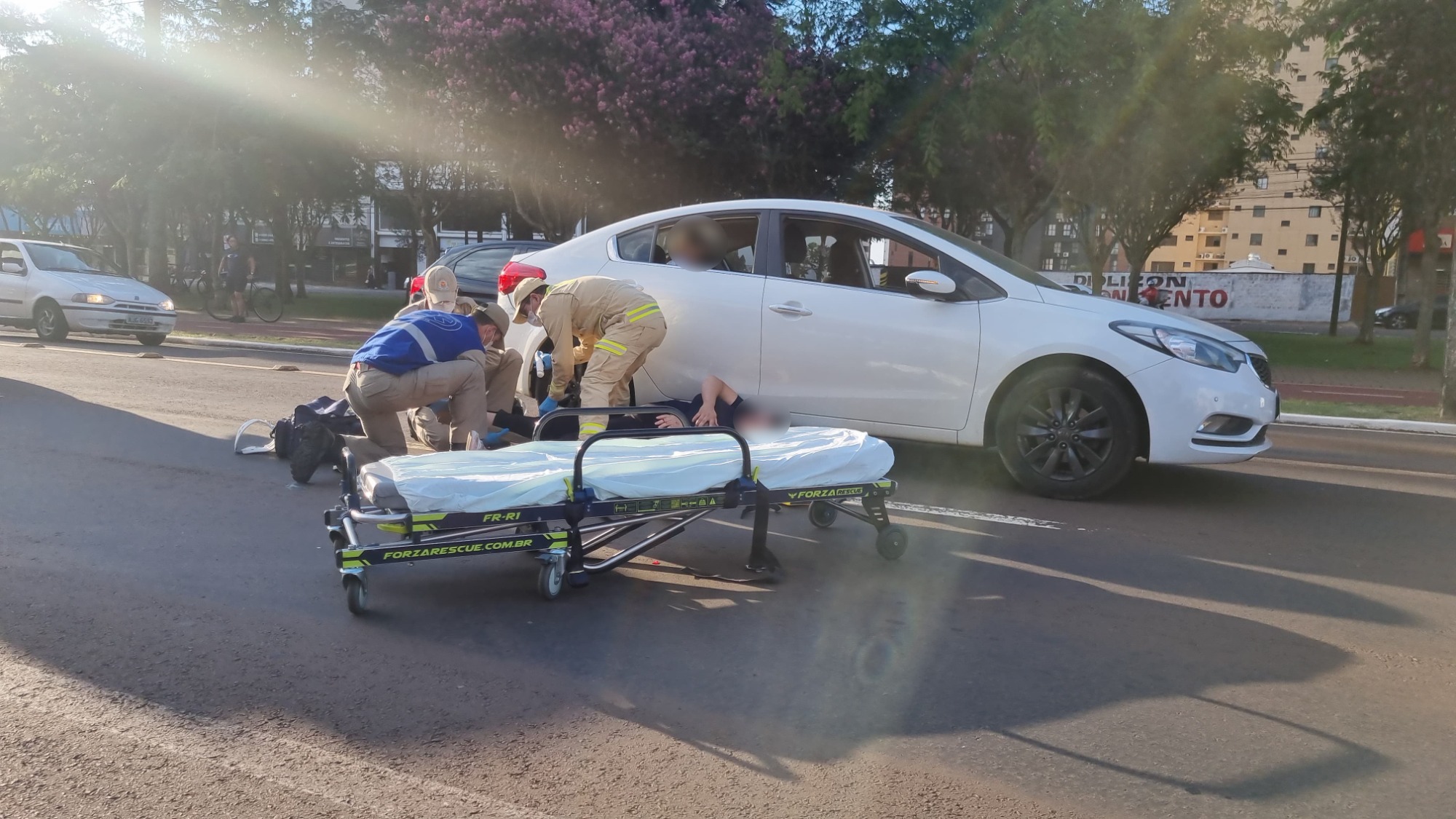 Mulher fica ferida em acidente na Avenida Brasil
