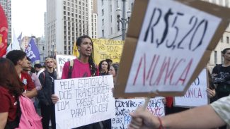 Manifestantes protestam contra aumento das passagens municipais em SP