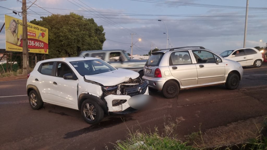 Acidente entre Cherry QQ e Renault Kwid é registrado na Rua Jacarezinho