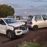 Imagem referente a Acidente entre Cherry QQ e Renault Kwid é registrado na Rua Jacarezinho