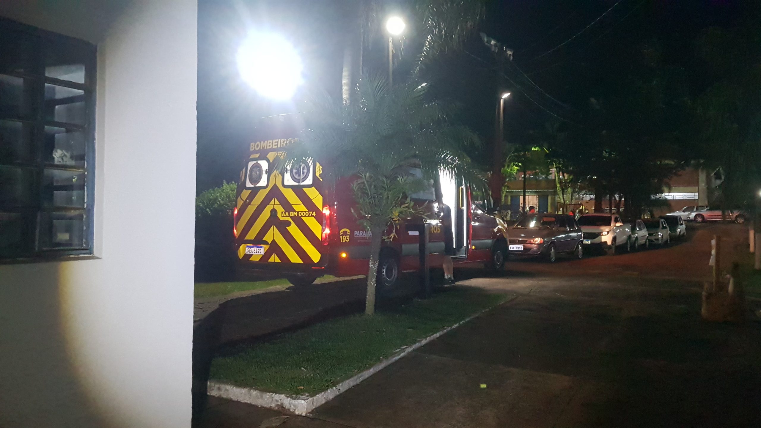 Homem sofre suspeita de fratura na patela durante jogo de tênis 