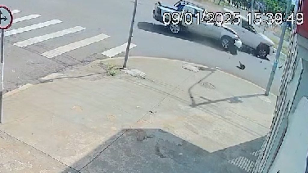 Imagem flagra batida entre caminhonetes em Cascavel