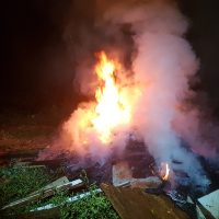 Imagem referente a Incêndio em vegetação no Bairro Universitário mobiliza equipe do Corpo de Bombeiros