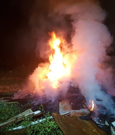 Imagem referente a Incêndio em vegetação no Bairro Universitário mobiliza equipe do Corpo de Bombeiros