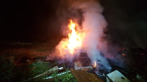 Imagem referente a Incêndio em vegetação no Bairro Universitário mobiliza equipe do Corpo de Bombeiros