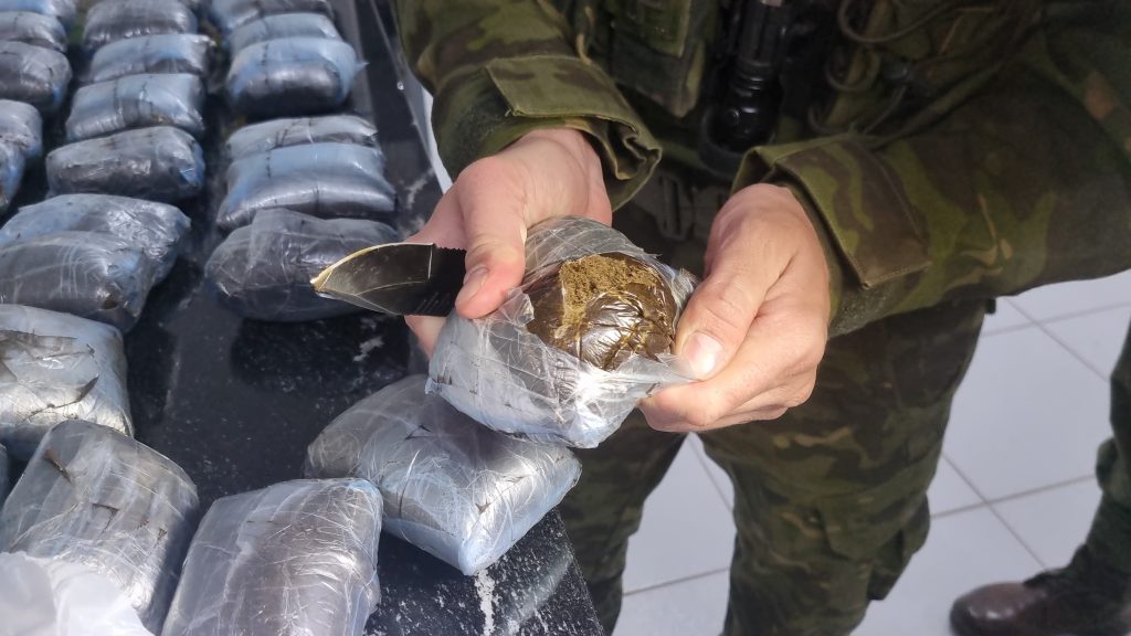Mulher de 27 anos é presa com 34 unidades de haxixe em operação conjunta da PM e Polícia Federal