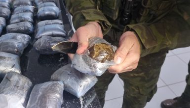 Imagem referente a Mulher de 27 anos é presa com 34 unidades de haxixe em operação conjunta da PM e Polícia Federal