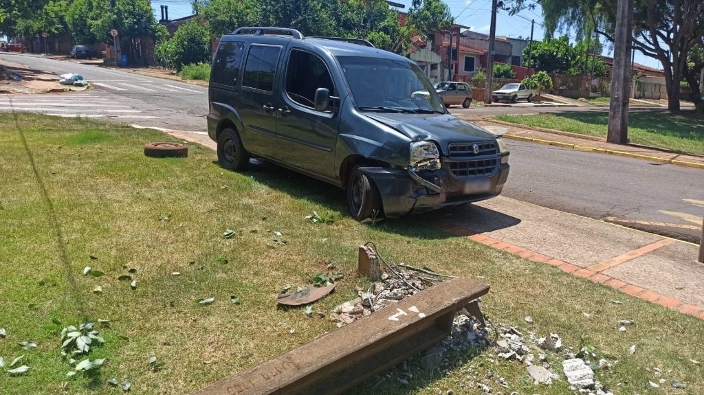 Carro desengata, desce a rua e derruba poste no Santa Clara IV em Toledo Carro desengata, desce a rua e derruba poste no Santa Clara IV em Toledo
