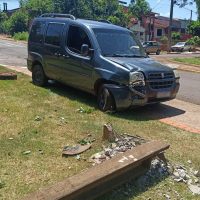 Imagem referente a Carro desengata, desce a rua e derruba poste no Santa Clara IV em Toledo