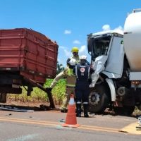 Imagem referente a Acidente entre dois caminhões deixa motorista preso às ferragens na PR 364 em Palotina