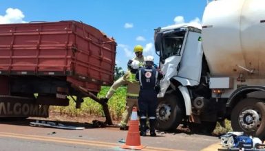 Imagem referente a Acidente entre dois caminhões deixa motorista preso às ferragens na PR 364 em Palotina