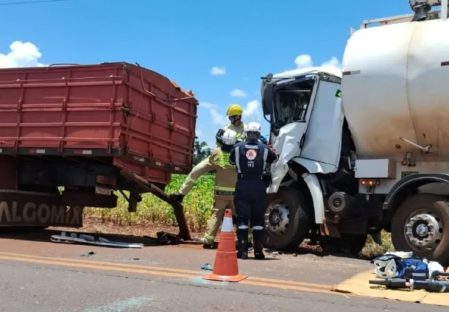 Imagem referente a Acidente entre dois caminhões deixa motorista preso às ferragens na PR 364 em Palotina