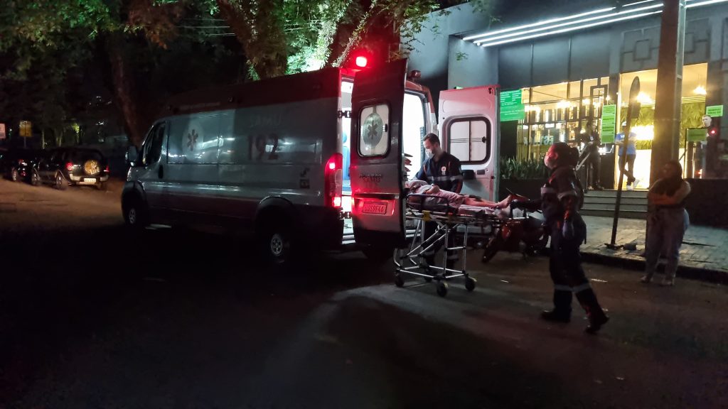 Jovem de 21 anos desmaia em casa noturna e é socorrida pelo Samu Jovem de 21 anos desmaia em casa noturna e é socorrida pelo Samu