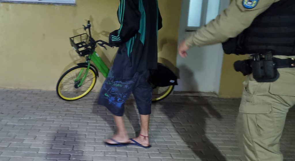Dupla é presa em flagrante após furtar bicicleta elétrica de aluguel no centro de Cascavel Dupla é presa em flagrante após furtar bicicleta elétrica de aluguel no centro de Cascavel