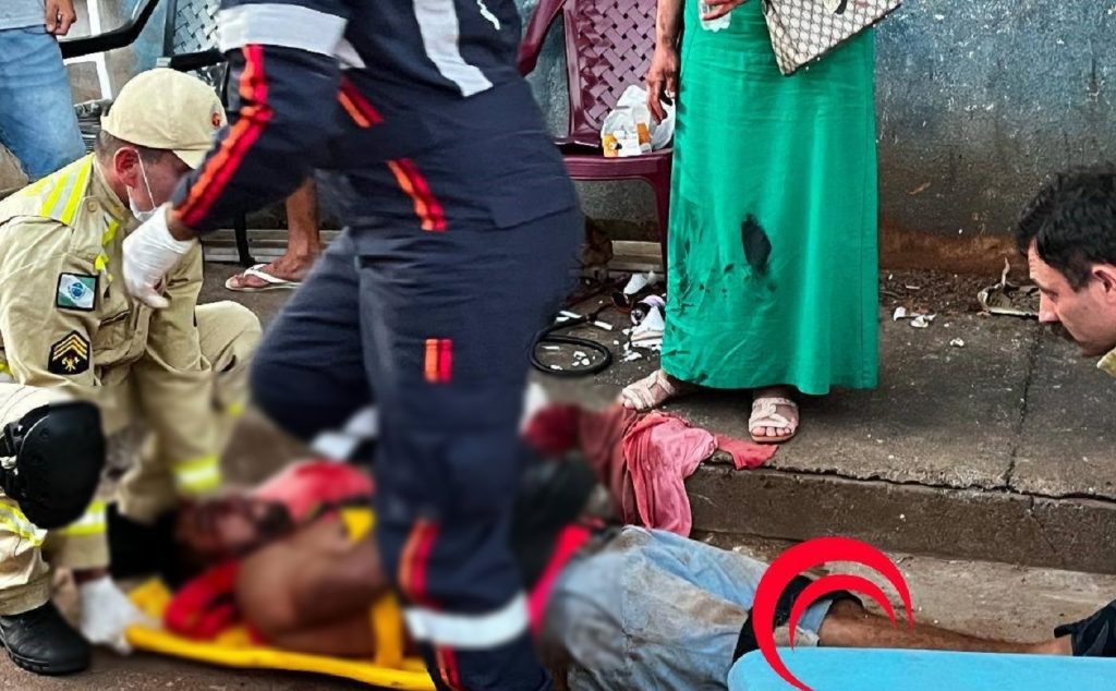 Homem é baleado em frente a comércio e levado em estado grave ao hospital em Foz do Iguaçu Homem é baleado em frente a comércio e levado em estado grave ao hospital em Foz do Iguaçu