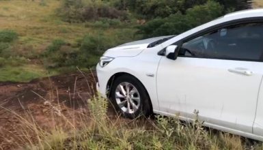 Imagem referente a Fugindo da PRE com carro carregado com drogas, motorista quase cai em precipício