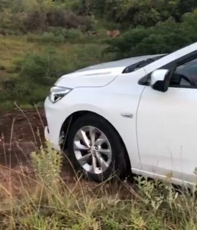 Imagem referente a Fugindo da PRE com carro carregado com drogas, motorista quase cai em precipício