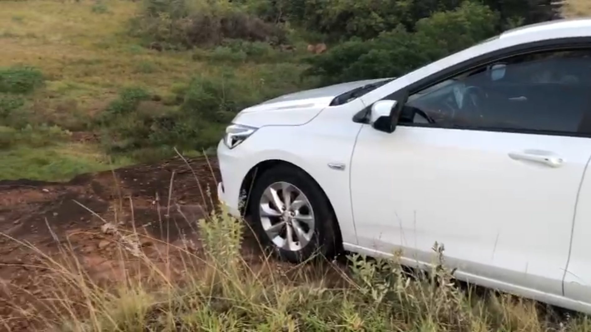 Fugindo da PRE com carro carregado com drogas, motorista quase cai em precipício