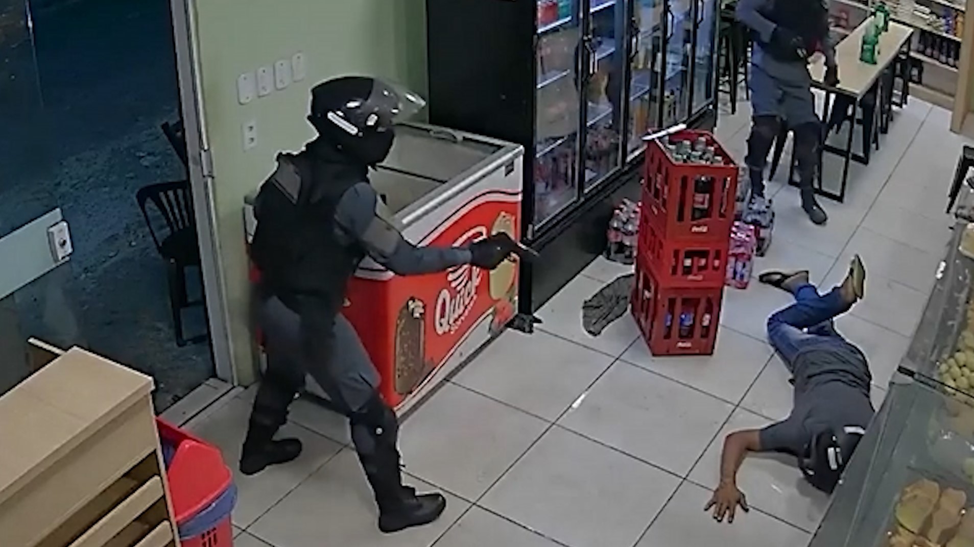 PM atira em assaltante armado durante roubo a padaria