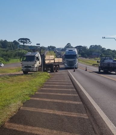 Imagem referente a Atenção: Caminhão com problemas mecânicos provoca desvio na BR-277