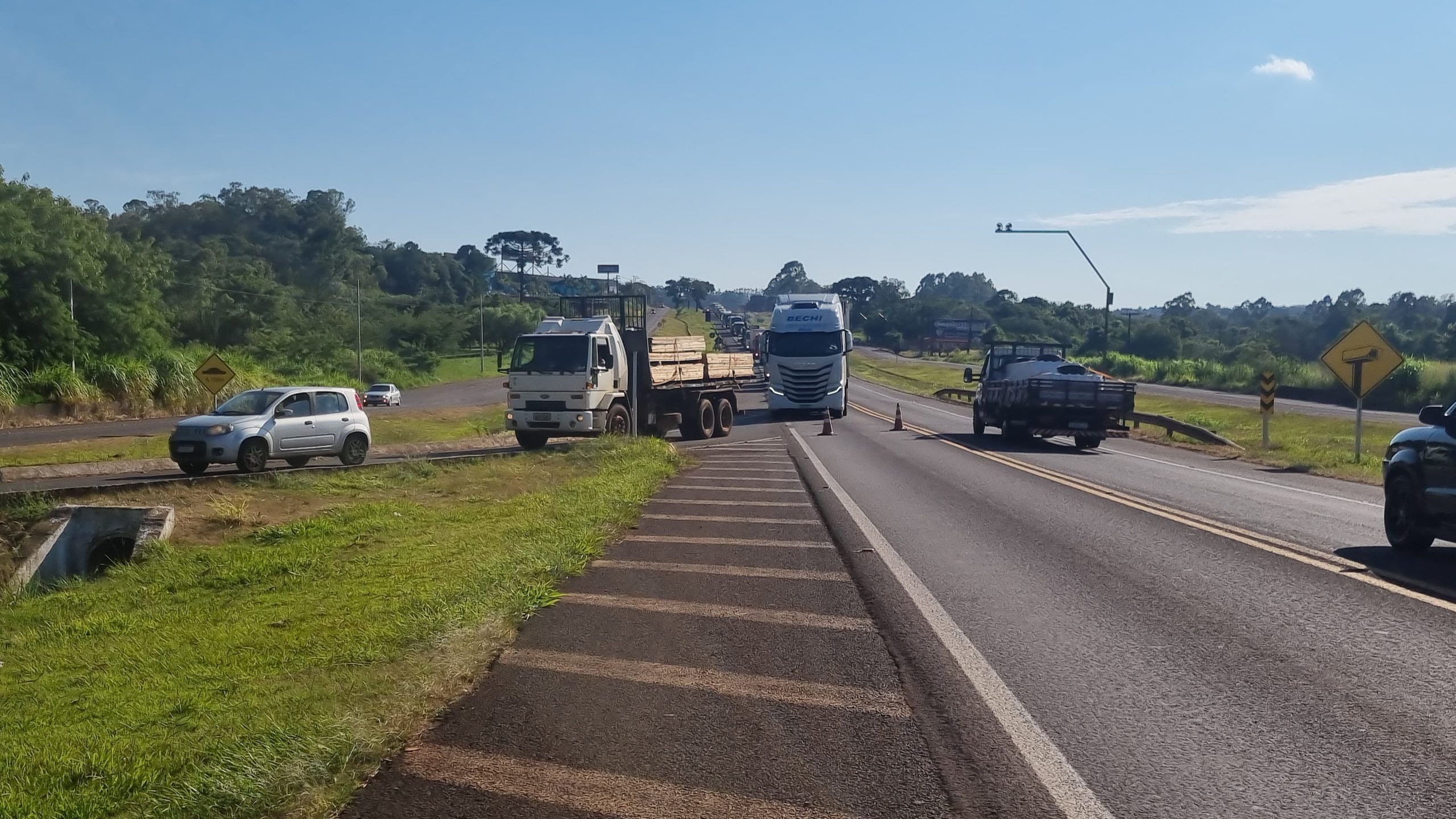 Atenção: Caminhão com problemas mecânicos provoca desvio na BR-277