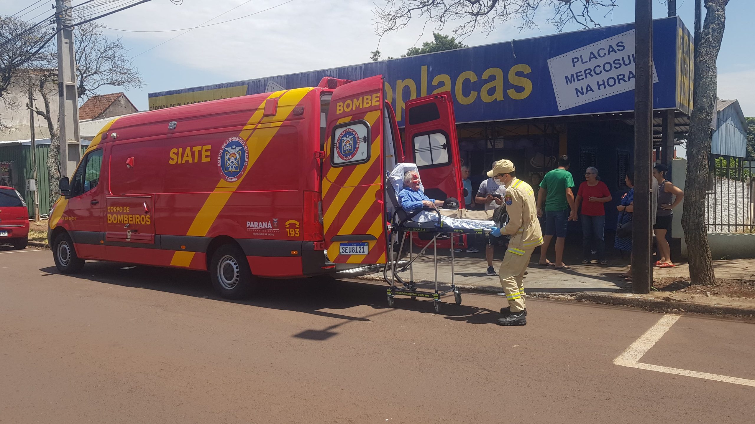 Idoso tem lesão na cabeça após ser atropelado no Bairro Santo Onofre Idoso tem lesão na cabeça após ser atropelado no Bairro Santo Onofre