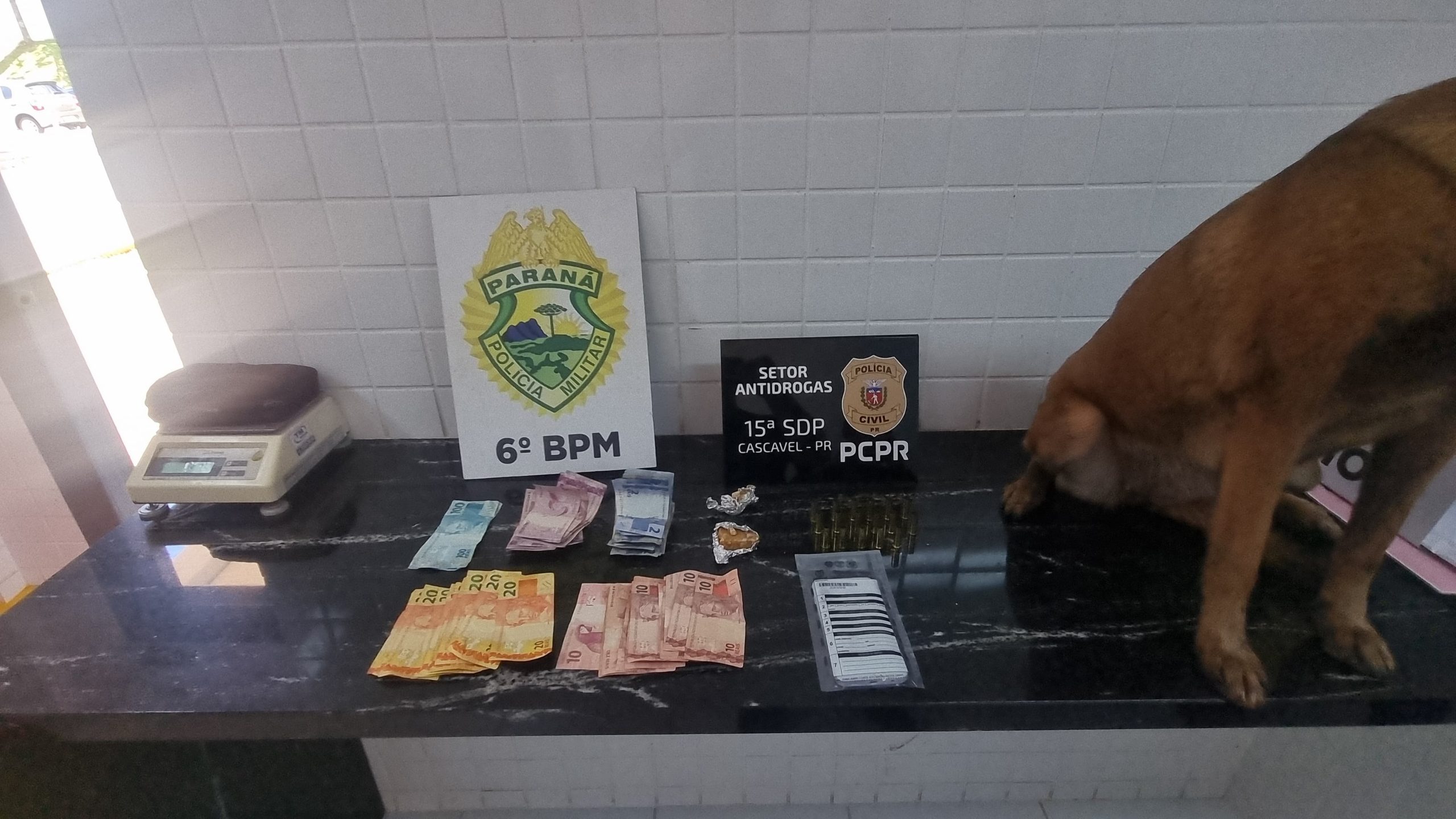 Polícia Civil e Pelotão de Choque detém suspeito, apreendem drogas, dinheiro e munições Polícia Civil e Pelotão de Choque detém suspeito, apreendem drogas, dinheiro e munições