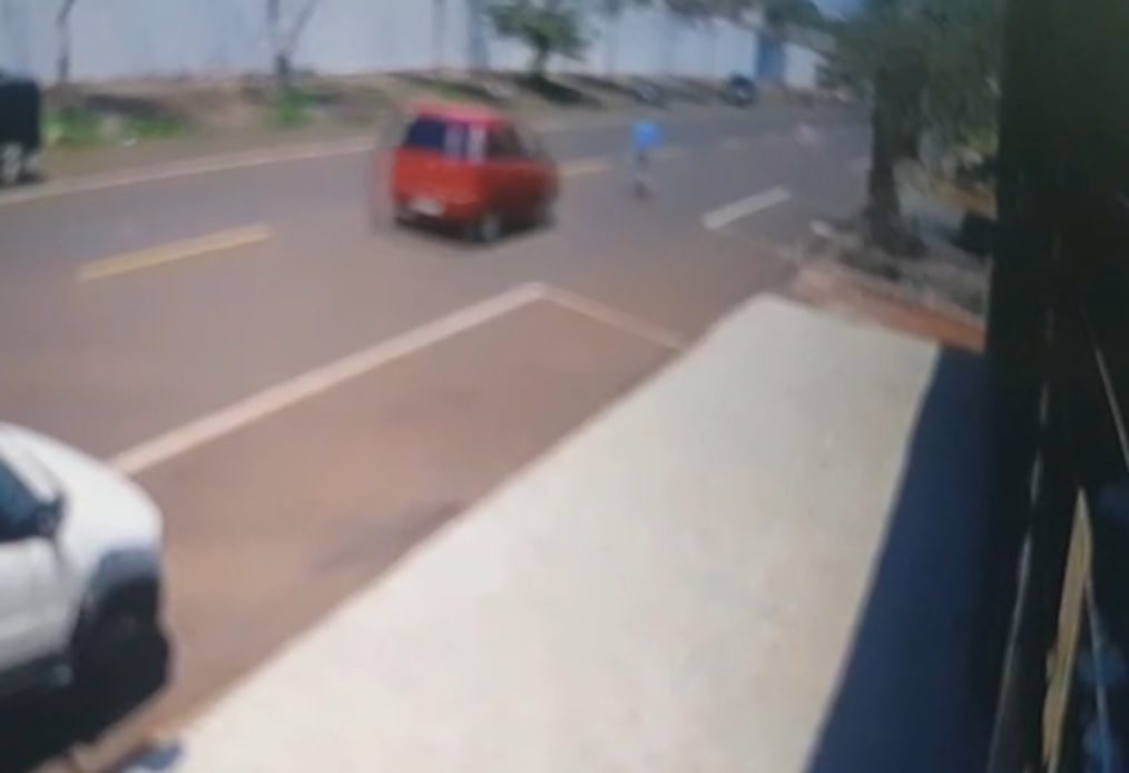 Câmera registra momento em que deficiente visual é atropelado Câmera registra momento em que deficiente visual é atropelado