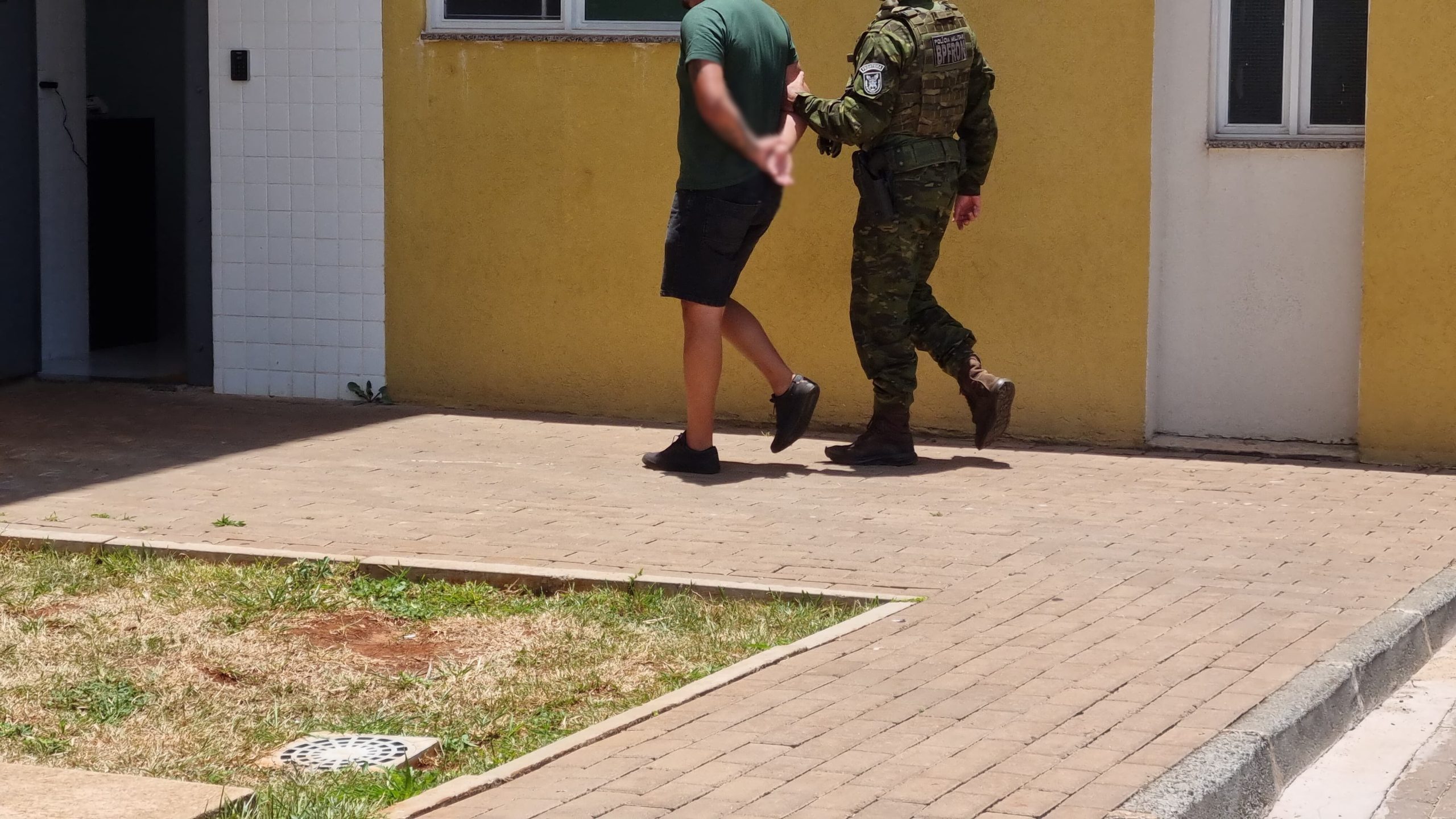 Jovem aluga carro, não devolve veículo e é detido pela PM por apropriação indébita na BR-277 Jovem aluga carro, não devolve veículo e é detido pela PM por apropriação indébita na BR-277
