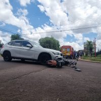 Imagem referente a Colisão entre BMW e moto elétrica deixa pessoa ferida