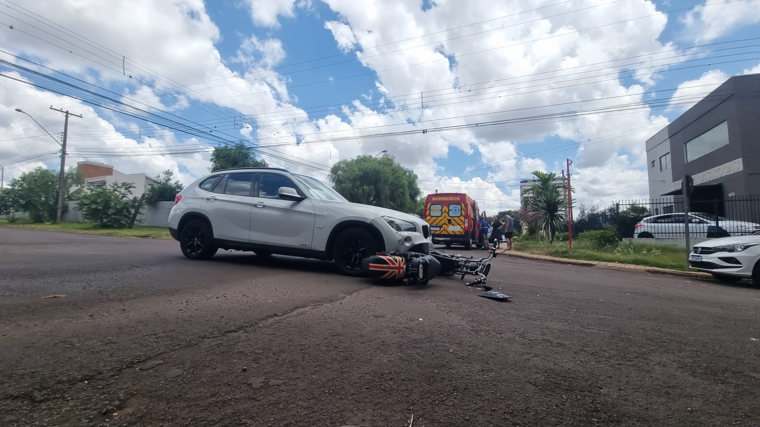 Colisão entre BMW e moto elétrica deixa pessoa ferida Colisão entre BMW e moto elétrica deixa pessoa ferida