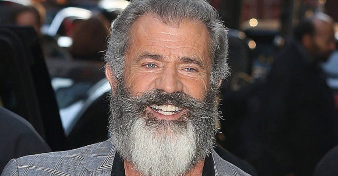 Mel Gibson comemora que suas galinhas sobreviveram a incêndio em Los Angeles Mel Gibson comemora que suas galinhas sobreviveram a incêndio em Los Angeles